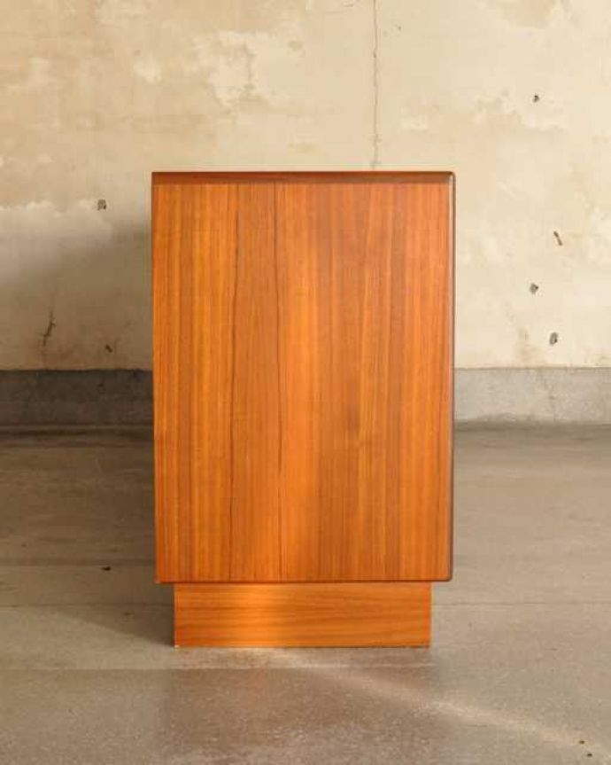 G-PLAN(Gプラン)　アンティーク家具　北欧スタイルのカッコいいビンテージ家具、リビングで活躍してくれるサイドボード。横から見てもスッキリどこから見てもスッキリとしてステキなヴィンテージ。(x-1317-f)