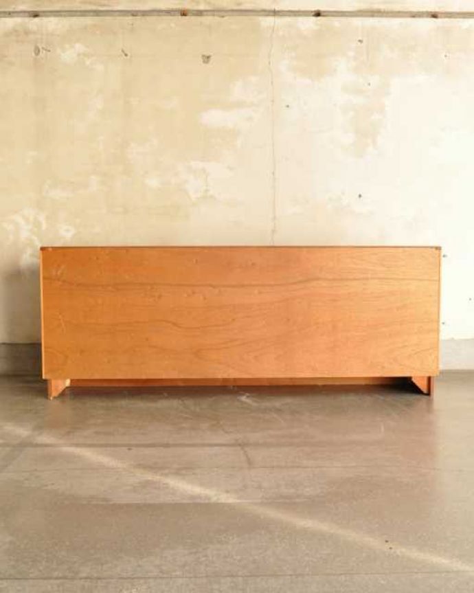 G-PLAN(Gプラン)　アンティーク家具　北欧スタイルのカッコいいビンテージ家具、リビングで活躍してくれるサイドボード。もちろん後ろ姿もキレイですビンテージは新品ではないので、もちろん経年変化によるキズはあります。(x-1317-f)