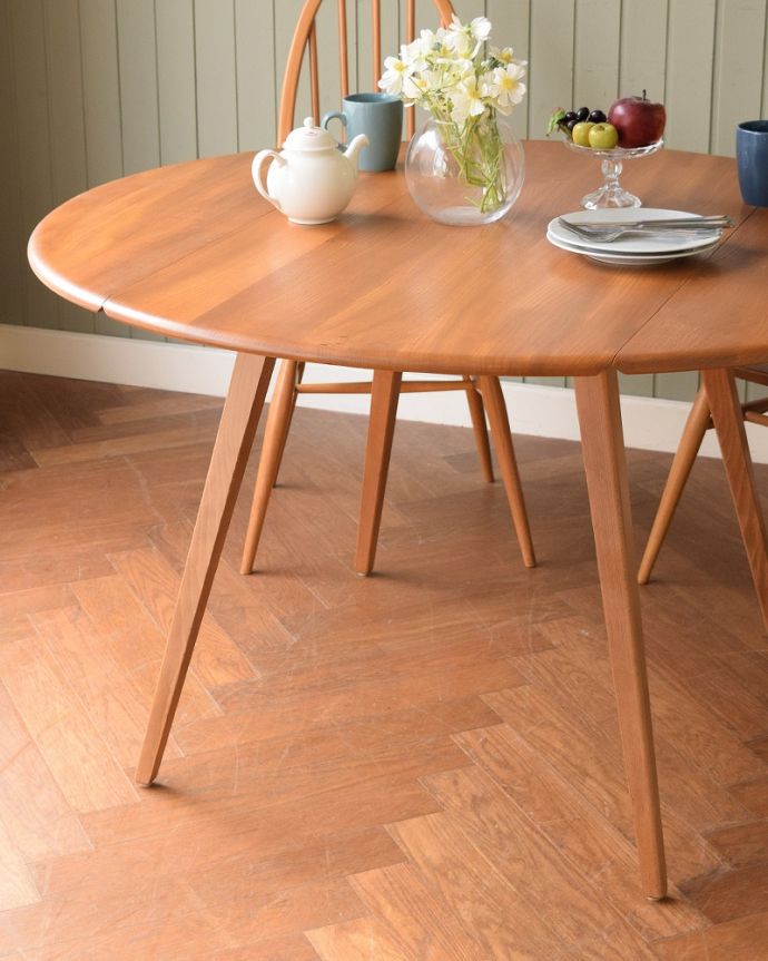 アーコールの家具　アンティーク家具　アーコール社のヴィンテージ家具、伸張式のドロップリーフテーブル(ERCOL) 。クールな表情の中に見えるアーコールらしい優しさアーコールの家具って、角の落とし方が独特。(x-1318-f)