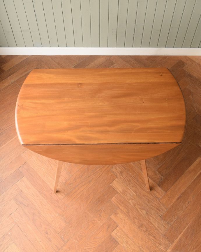 アーコールの家具　アンティーク家具　アーコール社のヴィンテージ家具、伸張式のドロップリーフテーブル(ERCOL) 。畳むとこんなにスリムなサイズリーフを閉じた状態のテーブルを上から見るとこんな感じ。(x-1318-f)