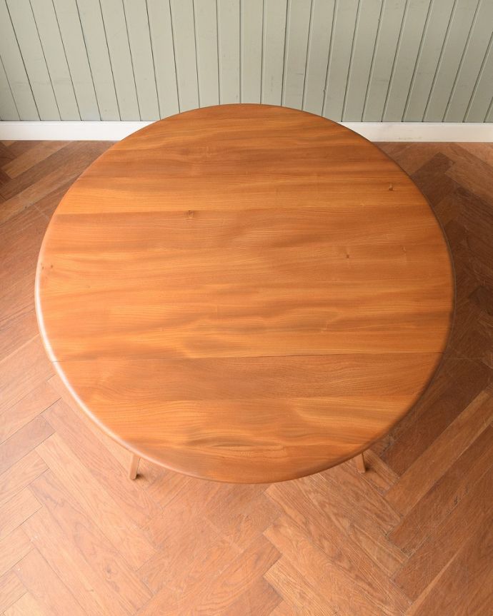 アーコールの家具　アンティーク家具　アーコール社のヴィンテージ家具、伸張式のドロップリーフテーブル(ERCOL) 。やっぱり気になる天板の仕上げ方テーブルの主役はやっぱり天板。(x-1318-f)