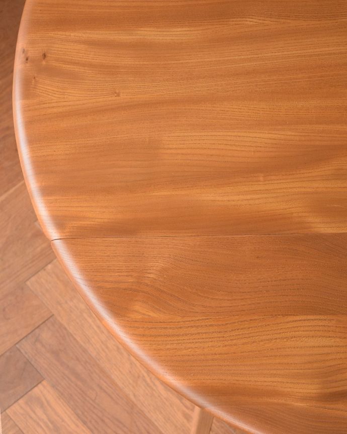 アーコールの家具　アンティーク家具　アーコール社のヴィンテージ家具、伸張式のドロップリーフテーブル(ERCOL) 。近づいてみるとこんな感じです。(x-1318-f)