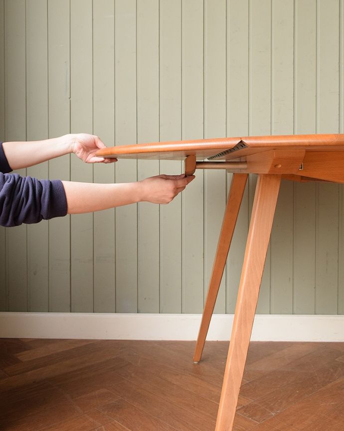 アーコールの家具　アンティーク家具　ERCOL社のヴィンテージ家具、北欧の老舗メーカーのドロップリーフテーブル。あっという間にサイズが変えれます。(x-1343-f)