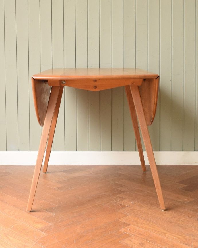 アーコールの家具　アンティーク家具　ERCOL社のヴィンテージ家具、北欧の老舗メーカーのドロップリーフテーブル。横から見てもステキ使わないときは、たたんで壁につけておけば、お部屋が広く使えます。(x-1343-f)