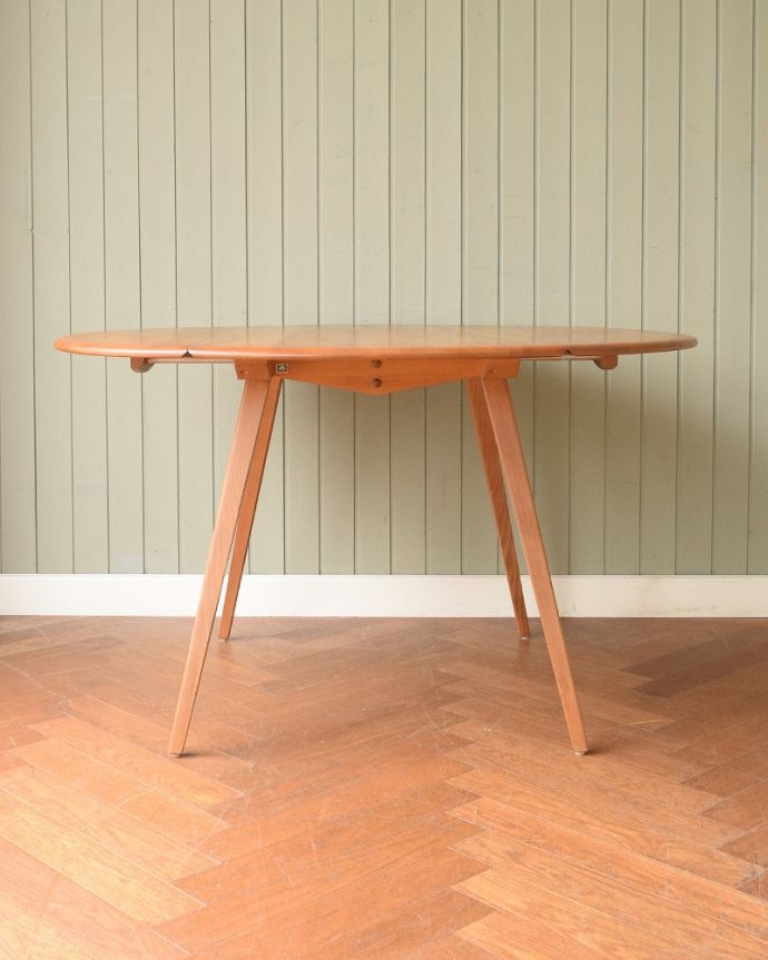 アーコールの家具　アンティーク家具　ERCOL社のヴィンテージ家具、北欧の老舗メーカーのドロップリーフテーブル。両方開いたらこんな感じスッキリとしたアーコールの家具は、テーブルにしてはめずらしく幕板と言って天板の下に板がない特殊な構造です。(x-1343-f)