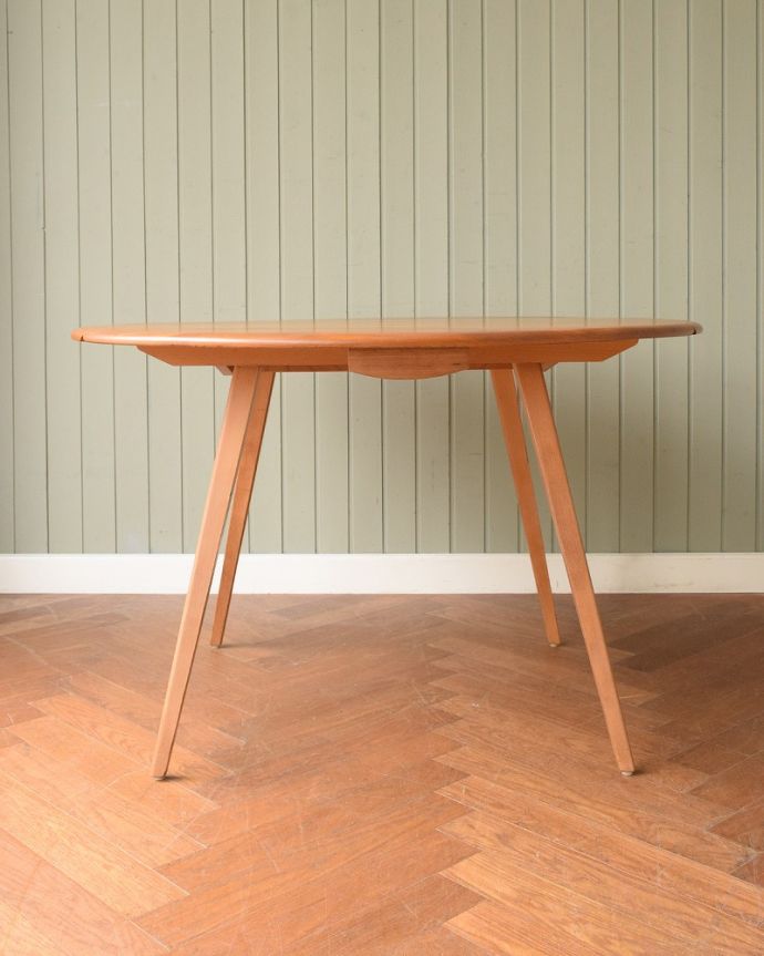 アーコールの家具　アンティーク家具　ERCOL社のヴィンテージ家具、北欧の老舗メーカーのドロップリーフテーブル。クルッと回転！アンティークは新品ではないので、もちろん経年変化によるキズはありますが、専門の職人がキレイにお直しをしているので、どこから見てもキレイです。(x-1343-f)