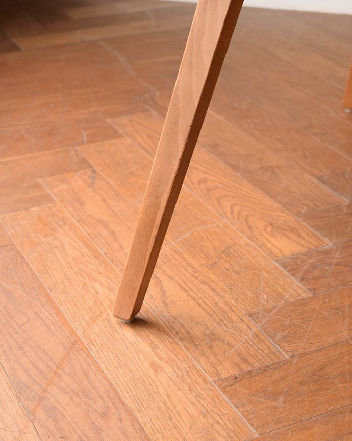 アーコールの家具　アンティーク家具　アーコール社のヴィンテージ家具、伸張式のドロップリーフテーブル(ERCOL) 。持ち上げなくても移動できます！Handleのアンティークは、脚の裏にフェルトキーパーをお付けしていますので、持ち上げなくても床を滑らせて移動させることが出来ます。(x-1318-f)