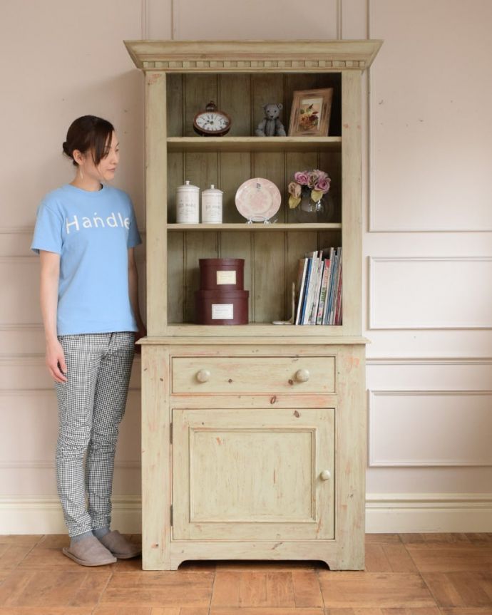 アンティークのキャビネット　アンティーク家具　フランスのアンティーク家具、シャビーシックな可愛いキャビネット。フレンチ気分たっぷりの憧れキャビネットフランスらしいペイントのガラスキャビネット。(x-1319-f)