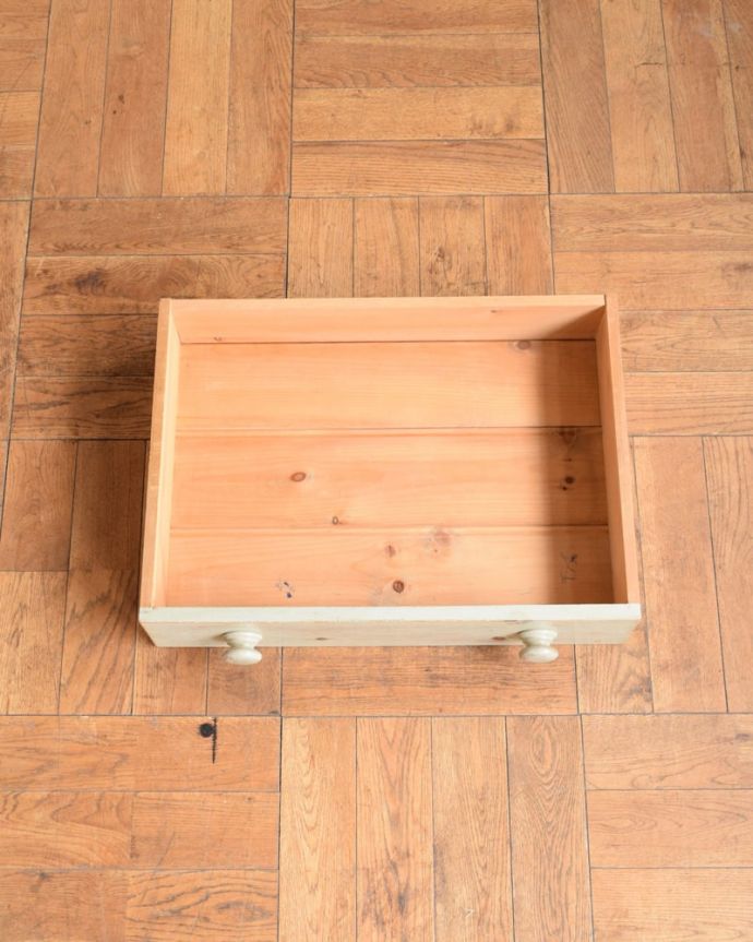 アンティークのキャビネット　アンティーク家具　フランスのアンティーク家具、シャビーシックな可愛いキャビネット。もちろん、引き出しもキレイです！引き出しの中も専門の職人が修復したのでキレイです。(x-1319-f)