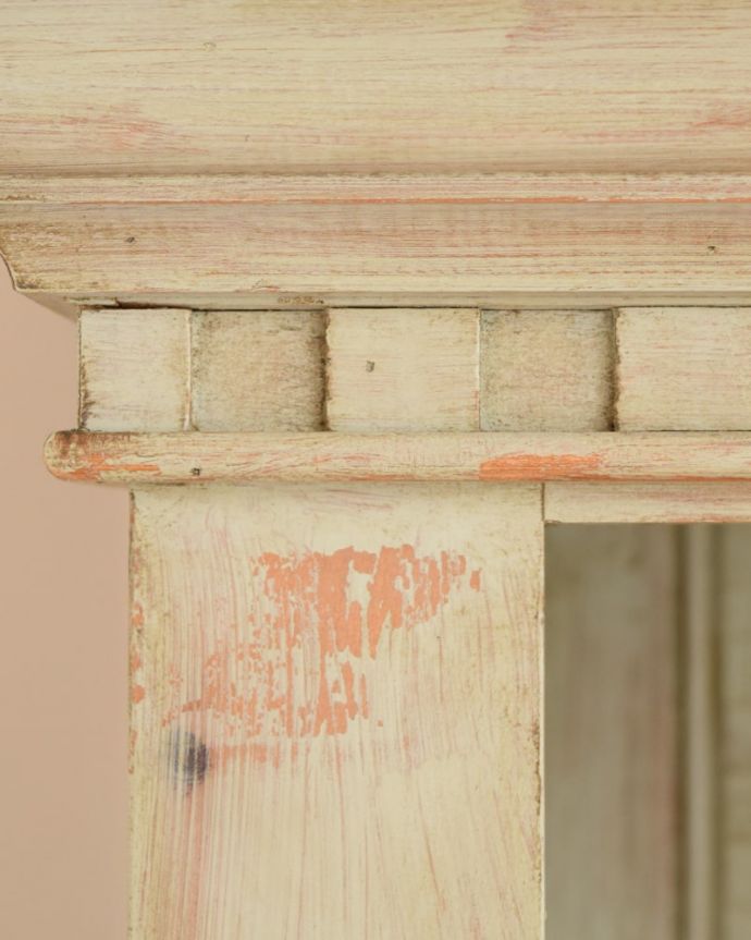 アンティークのキャビネット　アンティーク家具　フランスのアンティーク家具、シャビーシックな可愛いキャビネット。やっぱりココがフランスらしい美しい彫にうっとり･･･ポイントポイントの装飾がキレイです。(x-1319-f)