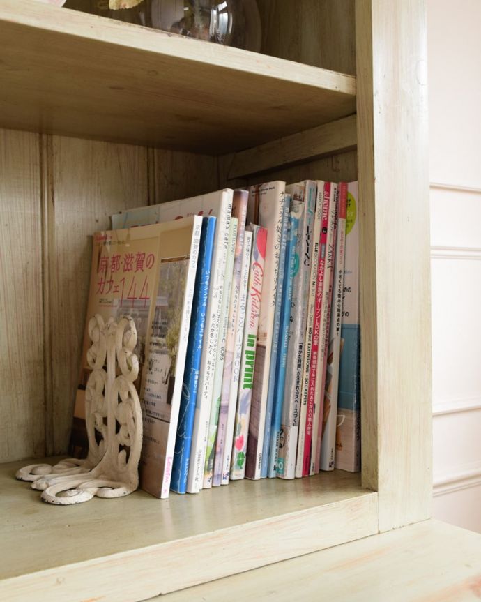 アンティークのキャビネット　アンティーク家具　フランスのアンティーク家具、シャビーシックな可愛いキャビネット。A4サイズも収納出来ちゃう優れものA4サイズの雑誌までしっかり収納出来ちゃう大きさ。(x-1319-f)