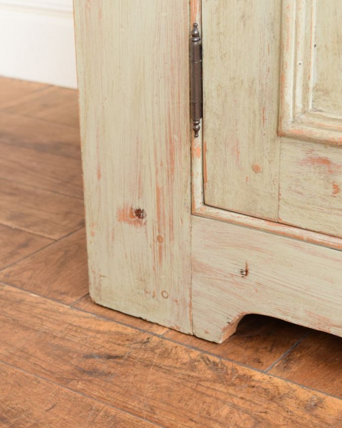 アンティークのキャビネット　アンティーク家具　フランスのアンティーク家具、シャビーシックな可愛いキャビネット。女性１人でも運べちゃうんですHandleのアンティークは、脚の裏にフェルトキーパーをお付けしています。(x-1319-f)