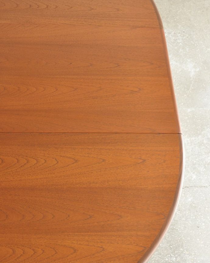 G-PLAN(Gプラン)　アンティーク家具　G-plan社の伸長式ダイニングテーブル 、ヴィンテージ家具（フレスコ）。シンプルな木目がカッコイイ天板を近くで見てみるとこんな感じ。(x-1321-f)