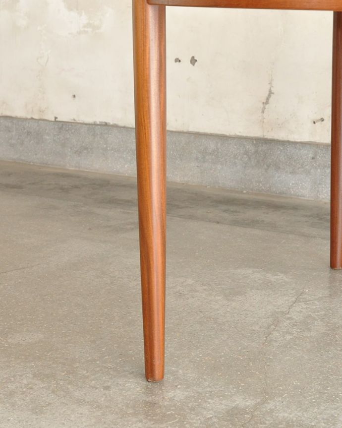 G-PLAN(Gプラン)　アンティーク家具　G-plan社の伸長式ダイニングテーブル 、ヴィンテージ家具（フレスコ）。持ち上げなくても移動できます！Handleのアンティークは、脚の裏にフェルトキーパーをお付けしていますので、持ち上げなくても床を滑らせて移動させることが出来ます。(x-1321-f)