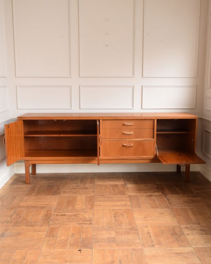 G-PLAN(Gプラン)　アンティーク家具　G-planのヴィンテージ家具、北欧スタイルに似合うシエラのサイドボード。扉の奥はたっぷり収納扉を開けると、中にはたっぷりの収納。(x-1322-f)