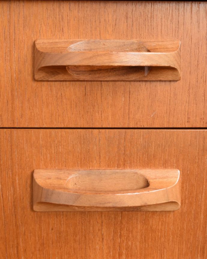 G-PLAN(Gプラン)　アンティーク家具　G-planのヴィンテージ家具、北欧スタイルに似合うシエラのサイドボード。扉の木目があたたかさを演出クールなデザインなのに、なんだかほっとするあたたかさ。(x-1322-f)