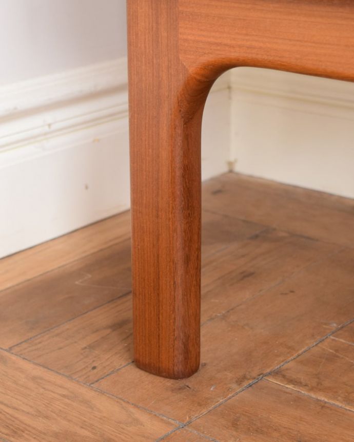 G-PLAN(Gプラン)　アンティーク家具　G-planのヴィンテージ家具、北欧スタイルに似合うシエラのサイドボード。スッキリとした脚の裏には…Handleの家具の脚裏にはフェルトキーパーをお付けしています。(x-1322-f)