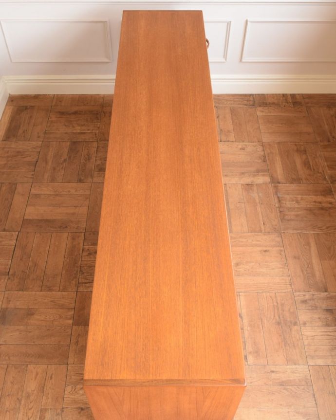 G-PLAN(Gプラン)　アンティーク家具　G-planのヴィンテージ家具、北欧スタイルに似合うシエラのサイドボード。天板の塗装もキレイに仕上げましたヴィンテージの家具は修復方法が様々。(x-1322-f)