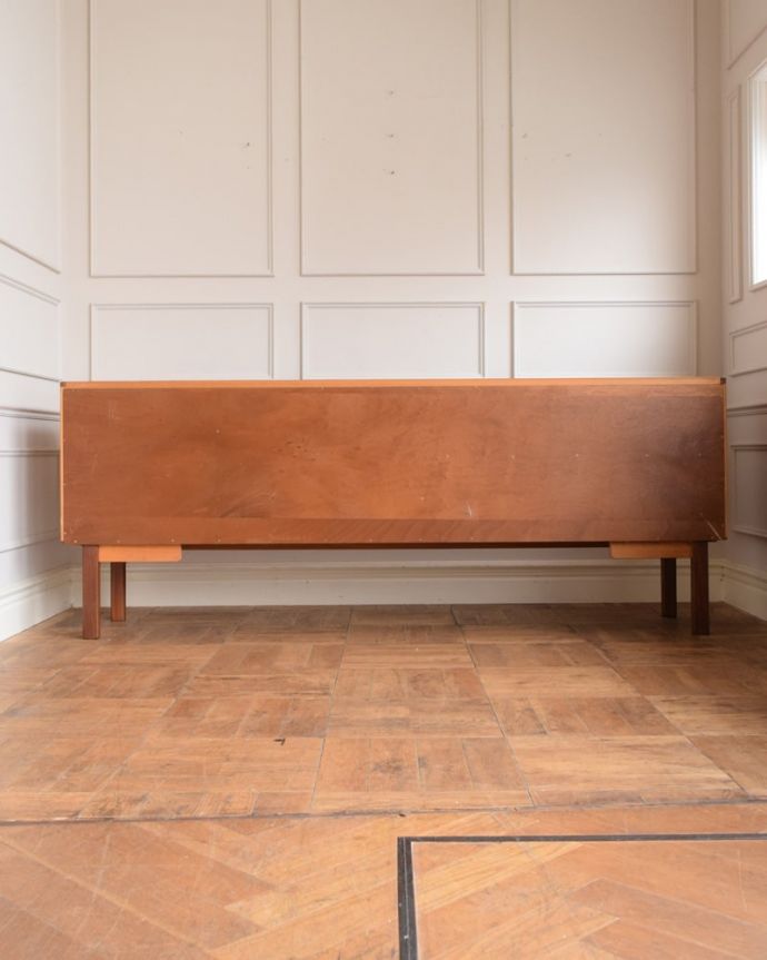 G-PLAN(Gプラン)　アンティーク家具　G-planのヴィンテージ家具、北欧スタイルに似合うシエラのサイドボード。もちろん後ろ姿もキレイですビンテージは新品ではないので、もちろん経年変化によるキズはあります。(x-1322-f)