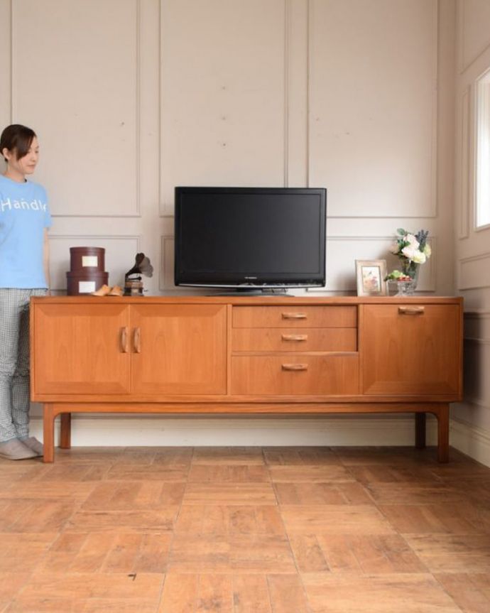 G-PLAN(Gプラン)　アンティーク家具　G-planのヴィンテージ家具、北欧スタイルに似合うシエラのサイドボード。人気のヒミツは北欧スタイルのデザインやっぱりスッキリとカッコイイ北欧デザインが人気のサイドボード。(x-1322-f)