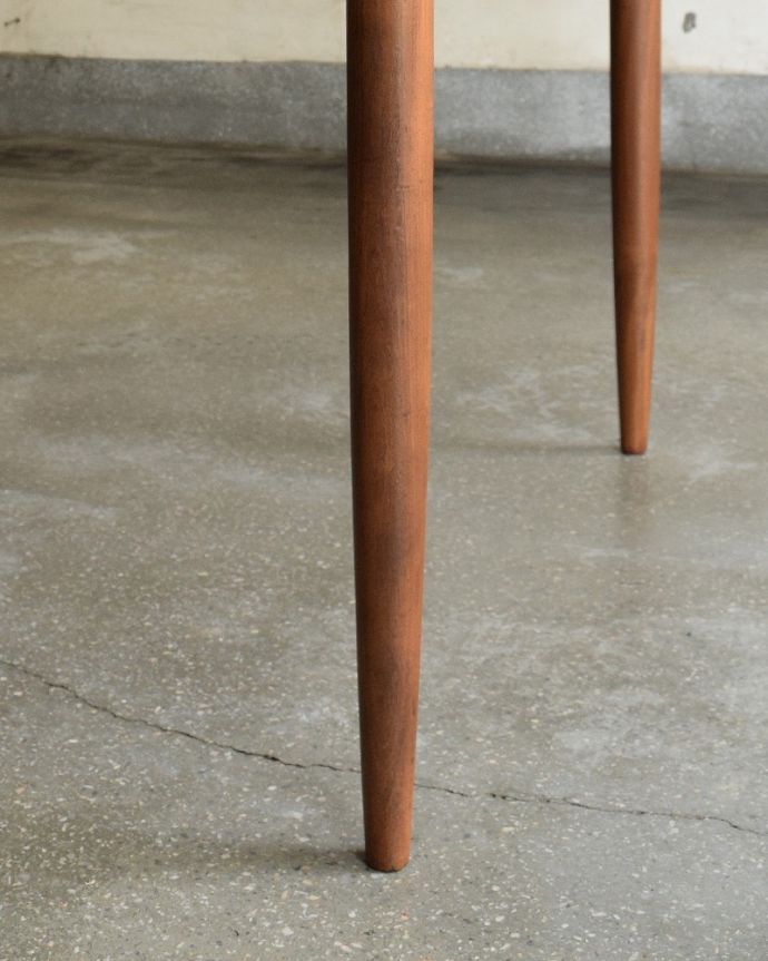 G-PLAN(Gプラン)　アンティーク家具　シンプルな北欧デザインのG-PLAN、フレスコの伸長式テーブル。持ち上げなくても移動できます！Handleのアンティークは、脚の裏にフェルトキーパーをお付けしていますので、持ち上げなくても床を滑らせて移動させることが出来ます。(x-1306-f)