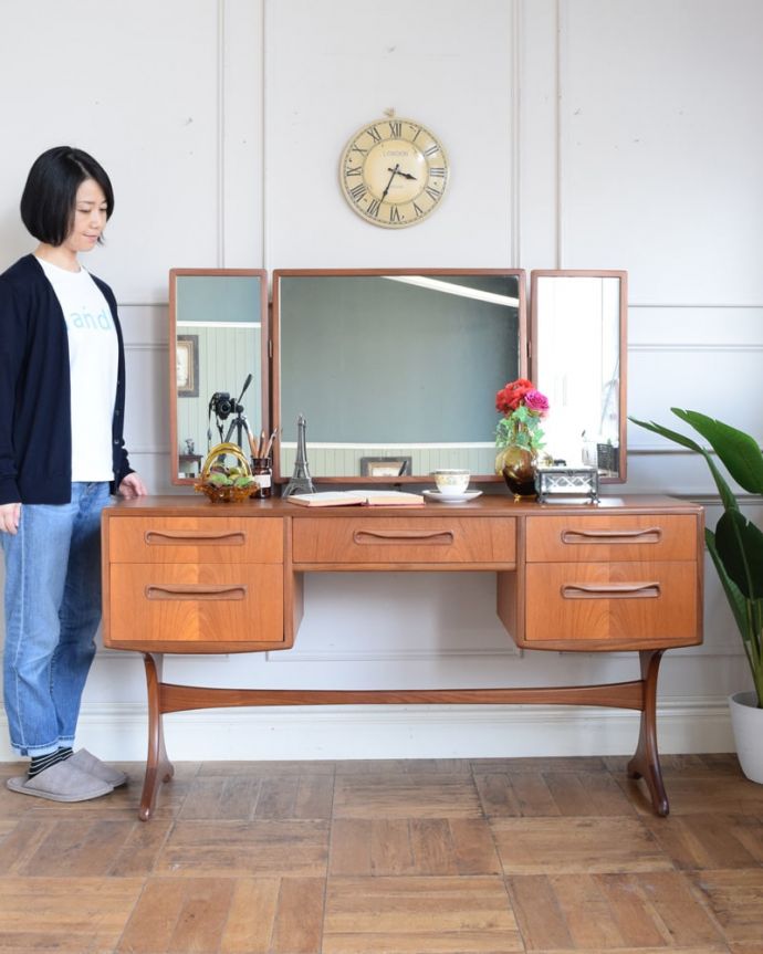 G-PLAN(Gプラン)　アンティーク家具　北欧スタイルのヴィンテージ家具、G-planの三面鏡ドレッサー(ドレッシングチェスト)。クールに決まる北欧スタイルのドレッサースッキリとシンプルな北欧スタイルのドレッシングチェストは、どんなお部屋にもカッコよく似合います。(x-1324-f)
