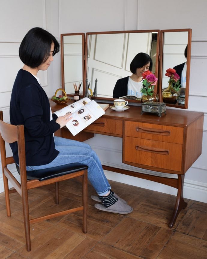 G-PLAN(Gプラン)　アンティーク家具　北欧スタイルのヴィンテージ家具、G-planの三面鏡ドレッサー(ドレッシングチェスト)。2WAYで使える便利なドレッサー大きくて広々としている天板は、ドレッサーとして使うだけじゃなくてデスクとしても大活躍。(x-1324-f)