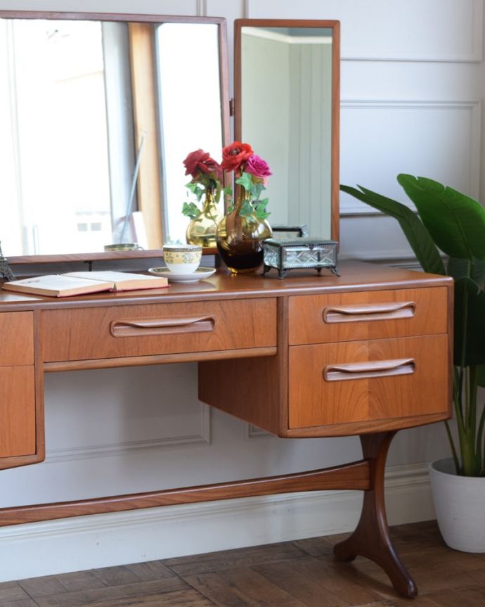 G-PLAN(Gプラン)　アンティーク家具　北欧スタイルのヴィンテージ家具、G-planの三面鏡ドレッサー(ドレッシングチェスト)。ヴィンテージ家具らしいカッコよさやっぱり一番の魅力は、この時代に作られた独特の雰囲気。(x-1324-f)