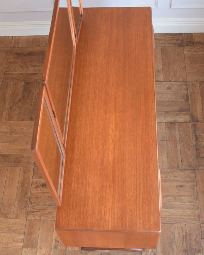 G-PLAN(Gプラン)　アンティーク家具　北欧スタイルのヴィンテージ家具、G-planの三面鏡ドレッサー(ドレッシングチェスト)。デスクとしても使える広々天板広々とした天板の上はデスクとしても使えるように塗装もキレイに修復しました。(x-1324-f)