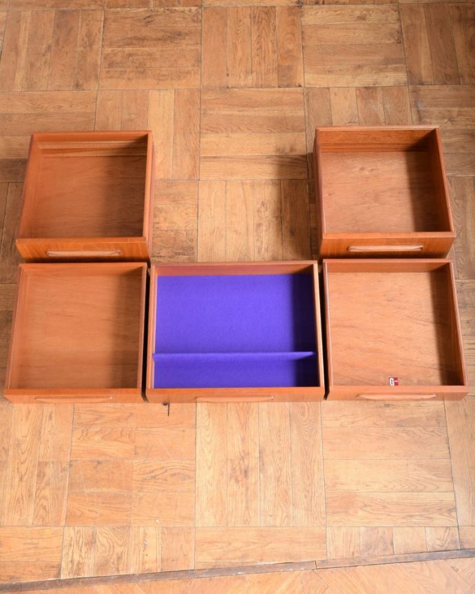 G-PLAN(Gプラン)　アンティーク家具　北欧スタイルのヴィンテージ家具、G-planの三面鏡ドレッサー(ドレッシングチェスト)。引き出しの中もキレイに修復しました細々としたものを安心して収納していただけるよう引き出しの中もキレイにお直ししてあります。(x-1324-f)