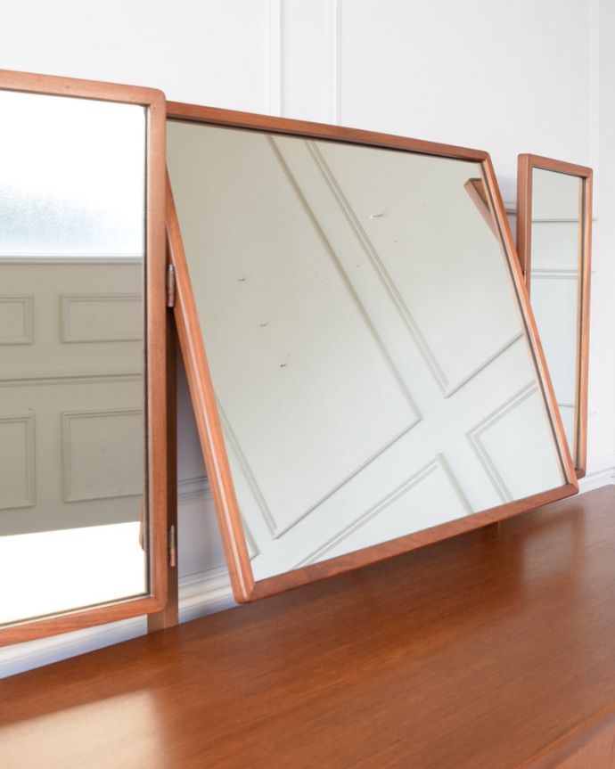 G-PLAN(Gプラン)　アンティーク家具　北欧スタイルのヴィンテージ家具、G-planの三面鏡ドレッサー(ドレッシングチェスト)。お部屋を広く見せてくれる大きなミラー大きなミラーは身だしなみを整えるのはもちろん、お部屋を広く見せてくれる効果もあります。(x-1324-f)