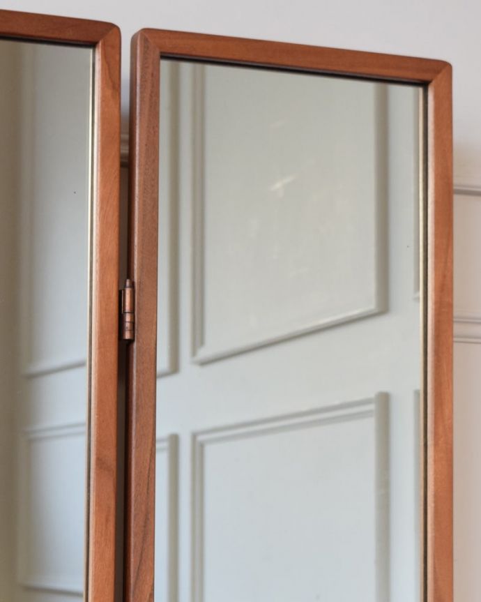 G-PLAN(Gプラン)　アンティーク家具　北欧スタイルのヴィンテージ家具、G-planの三面鏡ドレッサー(ドレッシングチェスト)。近くで見ると･･･コンディションのいいアンティークのミラーですが、ご希望の方には新しいミラーに交換してお届けします（別途見積もり）ご注文の際お気軽にご連絡下さい。(x-1324-f)