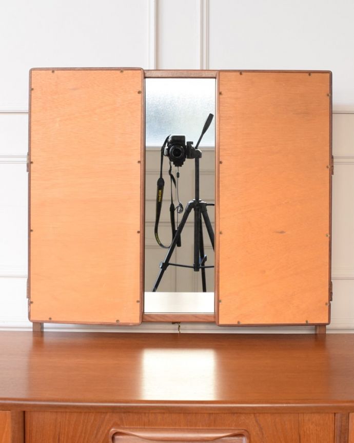 G-PLAN(Gプラン)　アンティーク家具　北欧スタイルのヴィンテージ家具、G-planの三面鏡ドレッサー(ドレッシングチェスト)。女子が喜ぶ三面鏡！大きく、美しいカッティングのミラーです。(x-1324-f)