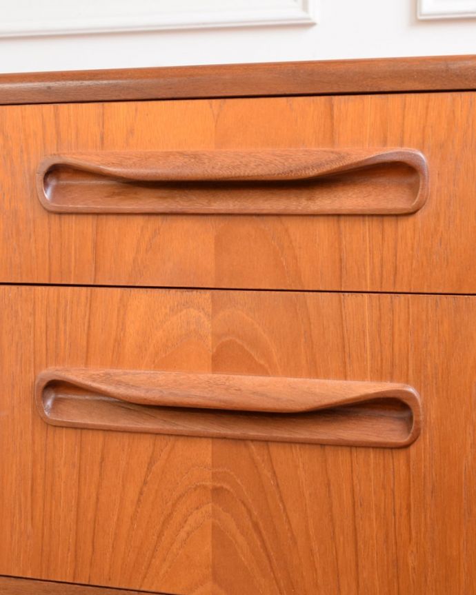 G-PLAN(Gプラン)　アンティーク家具　北欧スタイルのヴィンテージ家具、G-planの三面鏡ドレッサー(ドレッシングチェスト)。取っ手もデザインの一部デザインの一部になっているカッコいい取っ手。(x-1324-f)