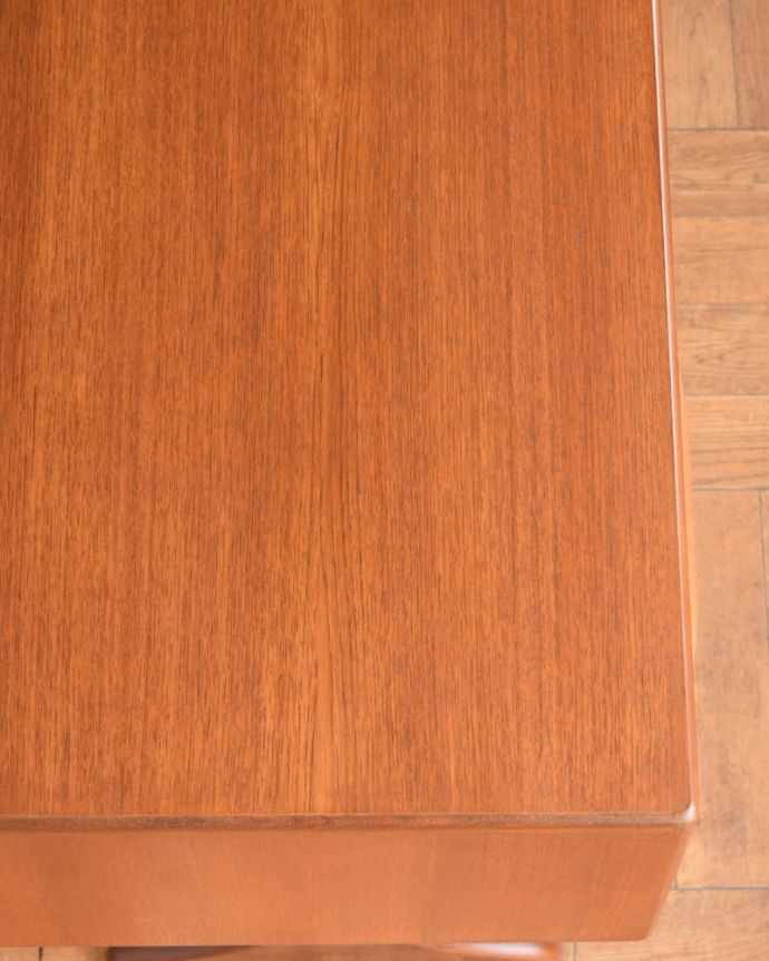 G-PLAN(Gプラン)　アンティーク家具　北欧スタイルのヴィンテージ家具、G-planの三面鏡ドレッサー(ドレッシングチェスト)。天板の塗装もキレイに仕上げましたヴィンテージの家具は新品ではないのでキズや汚れはありますが、デスクとしても使えるように天板もしっかりキレイに修復しました。(x-1324-f)