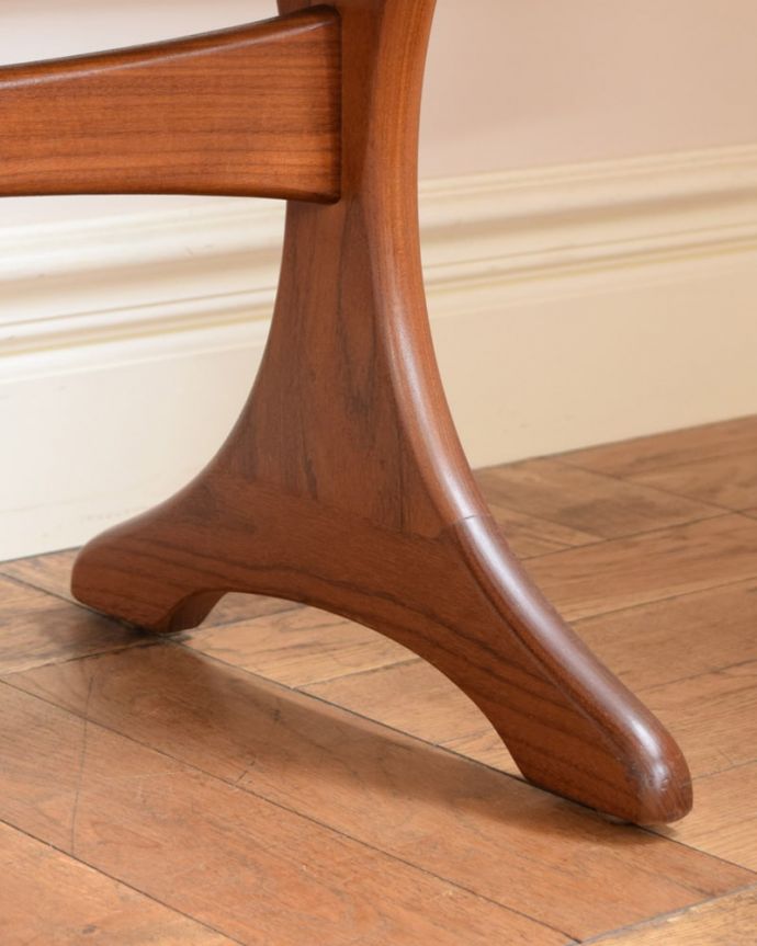 G-PLAN(Gプラン)　アンティーク家具　北欧スタイルのヴィンテージ家具、G-planの三面鏡ドレッサー(ドレッシングチェスト)。 女性1人でラクラク運べちゃう仕掛けHandleのアンティークは、脚の裏にフェルトキーパーをお付けしています。(x-1324-f)