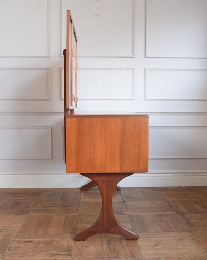 G-PLAN(Gプラン)　アンティーク家具　北欧スタイルのヴィンテージ家具、G-planの三面鏡ドレッサー(ドレッシングチェスト)。横から見てもカッコいい北欧スタイルの家具は横から見てもクール。(x-1324-f)