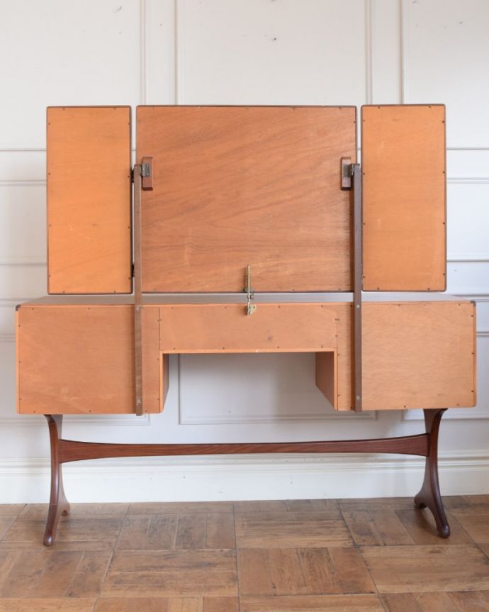 G-PLAN(Gプラン)　アンティーク家具　北欧スタイルのヴィンテージ家具、G-planの三面鏡ドレッサー(ドレッシングチェスト)。後ろ姿もキレイです。(x-1324-f)