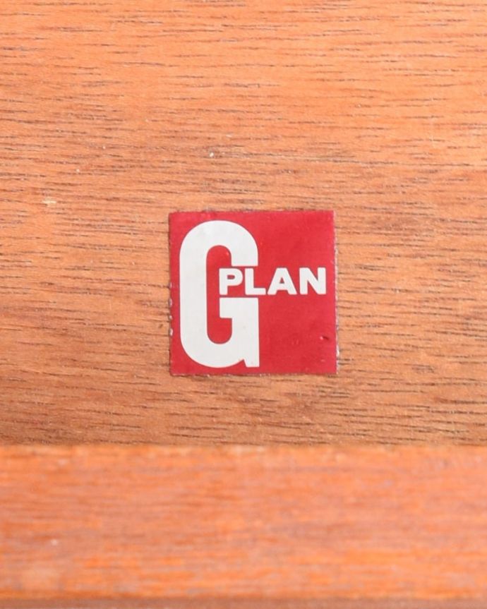 G-PLAN(Gプラン)　アンティーク家具　北欧スタイルのヴィンテージ家具、G-planの三面鏡ドレッサー(ドレッシングチェスト)。安心の証1965～80年くらいまで使われいたレッドラベルが残っていました。(x-1324-f)