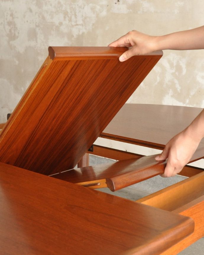 G-PLAN(Gプラン)　アンティーク家具　G-planのフレスコシリーズ、イギリスのヴィンテージダイニングテーブル（伸長式）。あっという間にサイズ変更OK！天板の真ん中から新しい天板が出てきます。(x-1325-f)