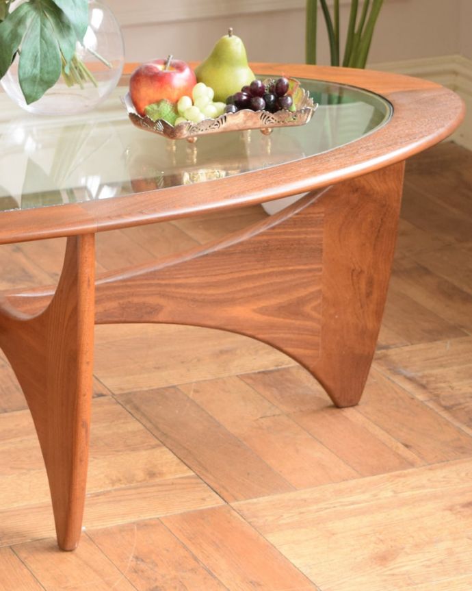 G-PLAN(Gプラン)　アンティーク家具　コーヒーテーブルG-plan。木×ガラスが作り出すクールな優しさあたたかい木材の上にクールなガラス天板を乗せたシンプルなデザインは、見た目だけじゃなく使い勝手もバツグン。(x-1326-f)