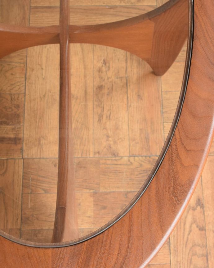 G-PLAN(Gプラン)　アンティーク家具　コーヒーテーブルG-plan。天板を近くで見てみると･･･こんな感じでとってもキレイです！気になる方には新しいガラス天板に取り替えてお届けします。(x-1326-f)