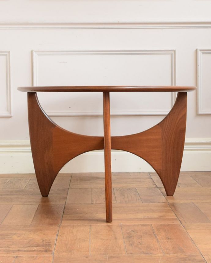 G-PLAN(Gプラン)　アンティーク家具　コーヒーテーブルG-plan。横から見てもカッコイイ北欧スタイルの家具はデザインがステキだから、横から見た姿も絵になるカッコよさ！。(x-1326-f)