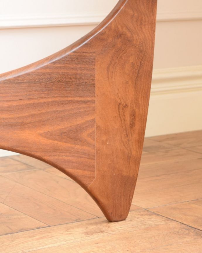 G-PLAN(Gプラン)　アンティーク家具　コーヒーテーブルG-plan。女性1人でラクラク運べちゃう仕掛けHandleのアンティークは、脚の裏にフェルトキーパーをお付けしています。(x-1326-f)