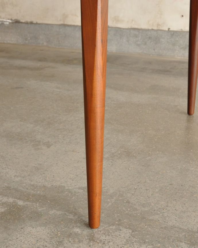 アンティークのテーブル　アンティーク家具　イギリスのヴィンテージダイニングテーブル、伸長式のドローリーフテーブル。持ち上げなくても移動できます！Handleのアンティークは、脚の裏にフェルトキーパーをお付けしていますので、持ち上げなくても床を滑らせて移動させることが出来ます。(x-1327-f)