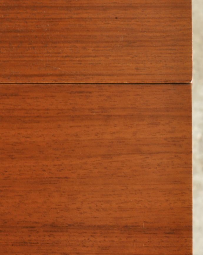 アンティークのテーブル アンティーク家具 ダイニングテーブルG-plan tola&black。シンプルな木目がカッコイイ天板を近くで見てみるとこんな感じ。(x-1328-f)