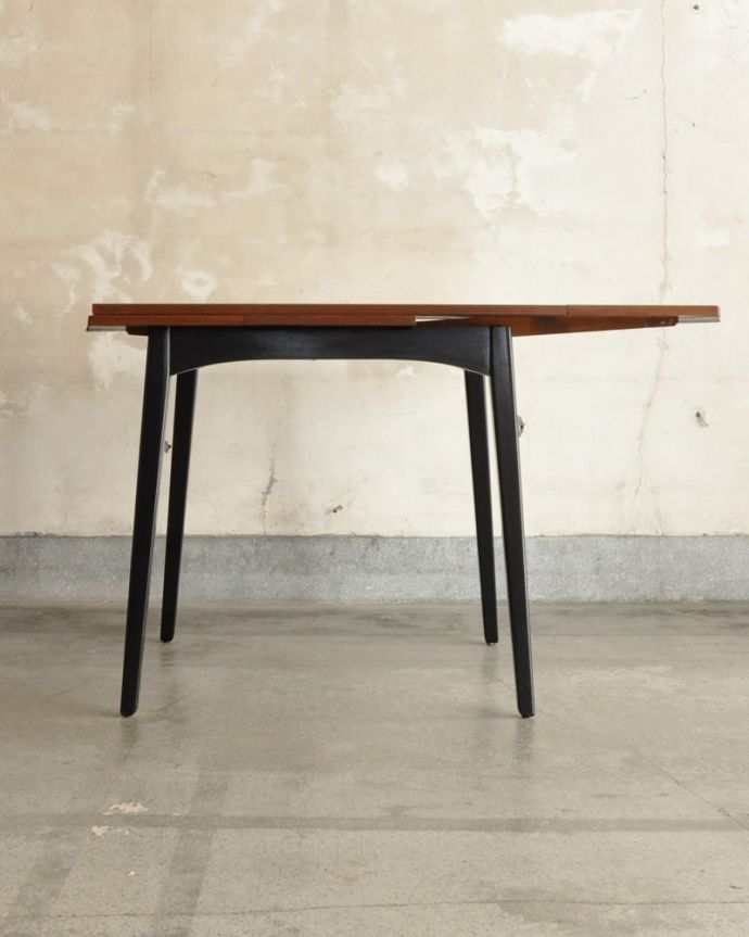 アンティークのテーブル アンティーク家具 ダイニングテーブルG-plan tola&black。片方だけ開いても・・・人数に合わせて、3タイプで大きさを選べるので、片方だけ開くと、こんな感じです。(x-1328-f)