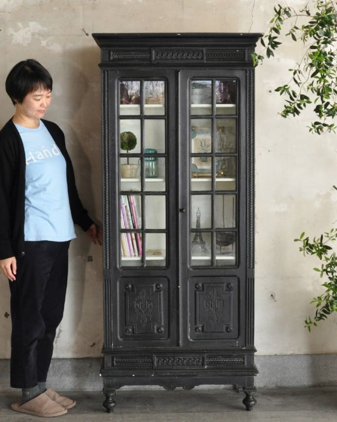 アンティークのキャビネット　アンティーク家具　フランスのシャビーシックなアンティーク家具、おしゃれなガラスキャビネット。フランスらしい優雅さと風格が自慢ドッシリと重厚感ある佇まいとフランスらしい優雅な彫の両方を贅沢にも兼ね備えたガラスのキャビネット。(x-1329-f)