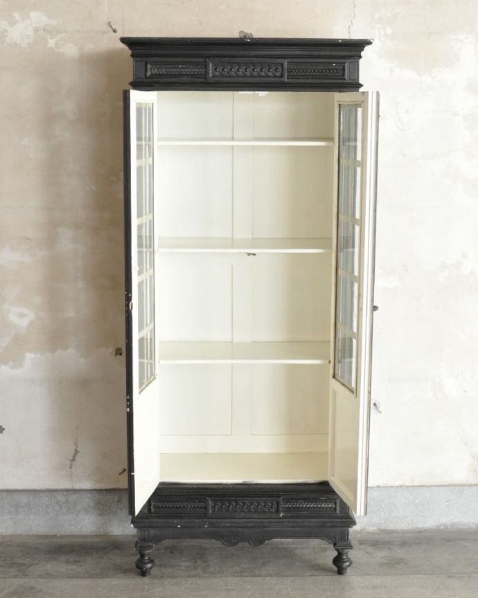 アンティークのキャビネット　アンティーク家具　フランスのシャビーシックなアンティーク家具、おしゃれなガラスキャビネット。扉を開けると、中はこんな感じです木の棚板は、もともとブックケースとして使われていた証。(x-1329-f)