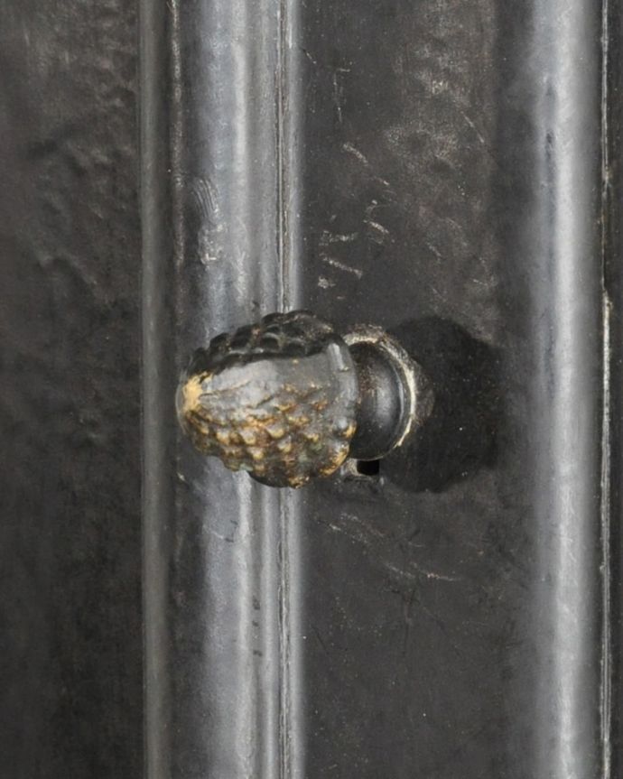 アンティークのキャビネット　アンティーク家具　フランスのシャビーシックなアンティーク家具、おしゃれなガラスキャビネット。開ける度にワクワク･･･お花の可愛い取っ手が付いています。(x-1329-f)